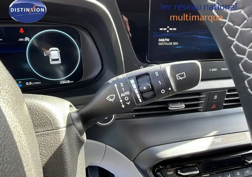 Gros plan sur la commande d’essuie-glace et le tableau de bord numérique gris noir de la Hyundai i20 2025.