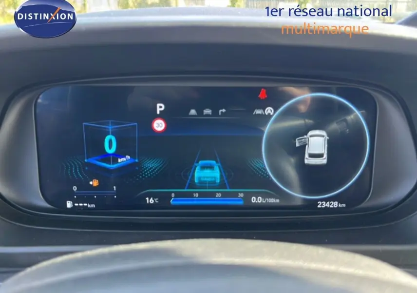 Tableau de bord numérique de la Hyundai i20 2025, affichage moderne avec vitesse à 0 km/h et porte avant gauche ouverte.