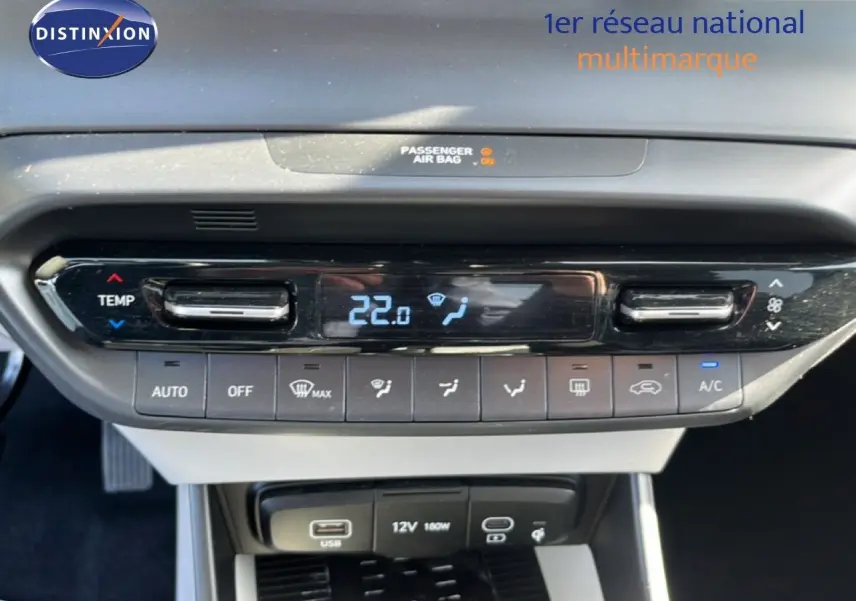 Gros plan sur la console centrale de la Hyundai i20 2025 gris Aurora, affichant la climatisation à 22°C et commandes tactiles.