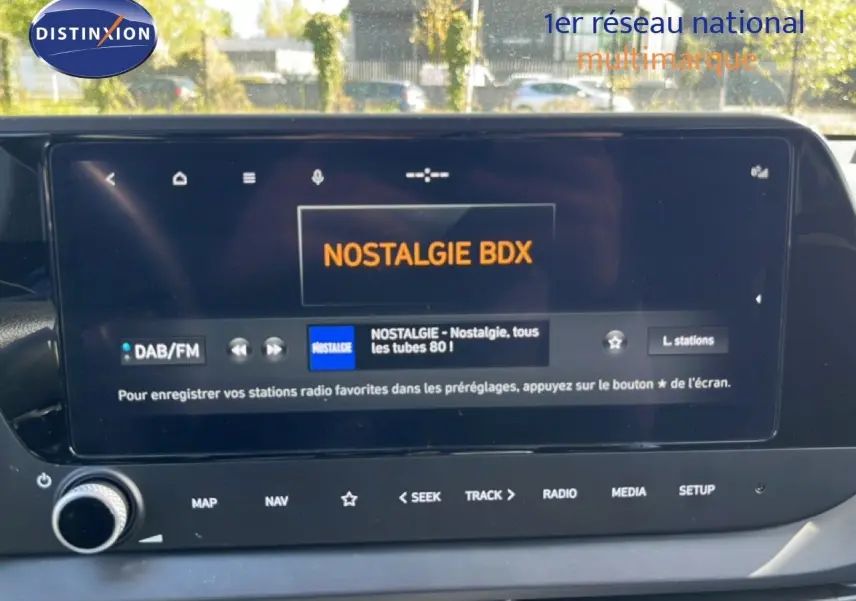 Écran tactile central de la Hyundai i20 2025 gris Aurora, affichant la radio Nostalgie en mode DAB/FM.