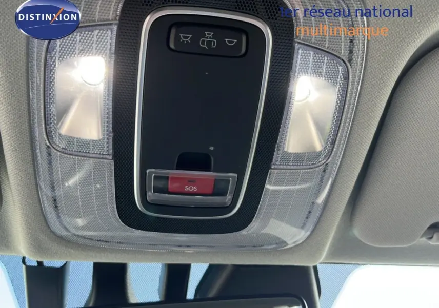 Gros plan sur le plafonnier intérieur avec éclairages et bouton SOS du Hyundai i20 gris Aurora Metal, vue vers le haut.