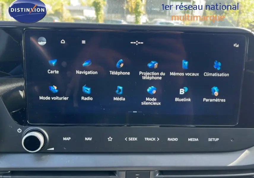 Écran tactile central de la Hyundai i20 2025 affichant les options de navigation, téléphone et climatisation.
