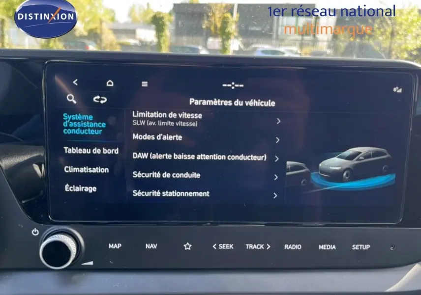 Écran tactile intérieur affichant les paramètres d'assistance conducteur de la Hyundai i20 2025 en gris Aurora Metal.