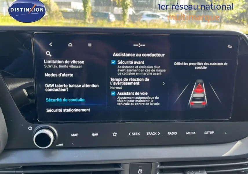 Écran tactile intérieur de la Hyundai i20 2025 montrant les options d’assistance au conducteur.