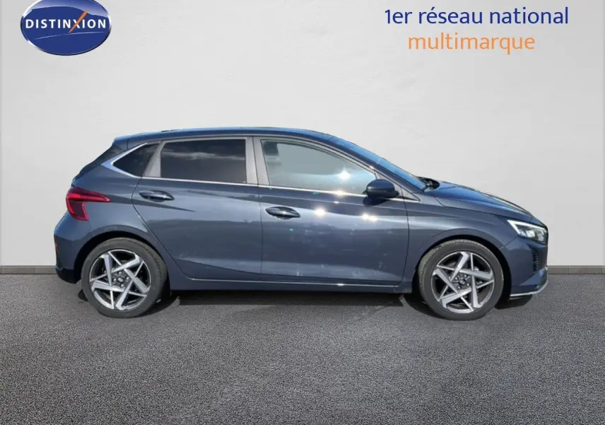 Vue de profil côté gauche d'une Hyundai i20 gris aurora metal avec jantes alliage et vitres teintées.