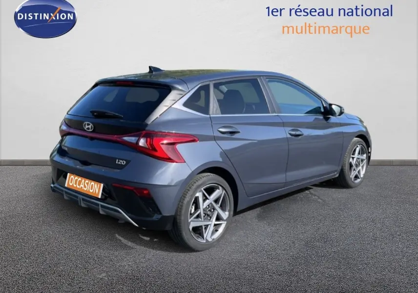 Vue 3/4 arrière droite d'une Hyundai i20 gris aurora métal avec jantes alliage et feux LED distinctifs.