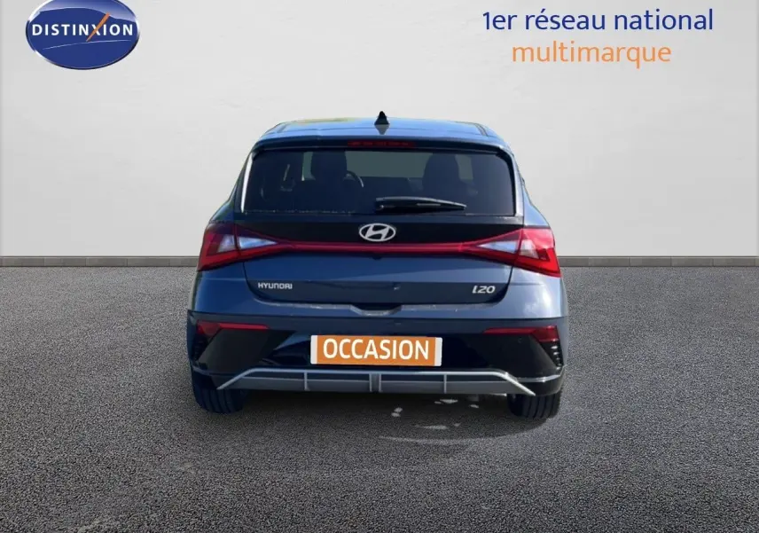 Vue arrière d'une Hyundai i20 gris aurora metal 2025 avec feux LED et plaque d'occasion visible.