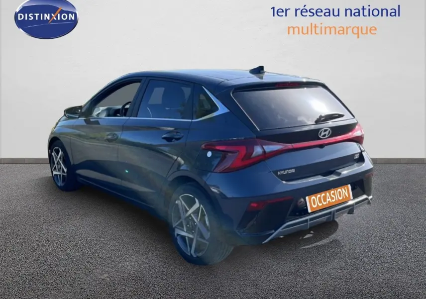 Vue 3/4 arrière droite d'une Hyundai i20 2025 gris aurora métal avec feux arrière LED et jantes alliage biton.