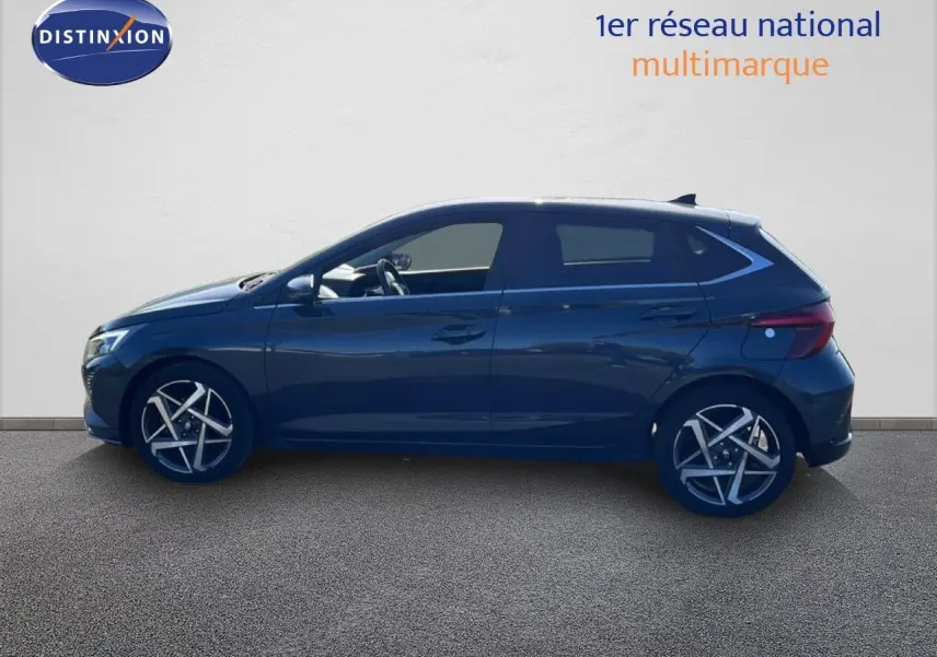 Vue latérale droite d'une Hyundai i20 2025 gris aurora métal avec jantes alliage et vitres teintées.