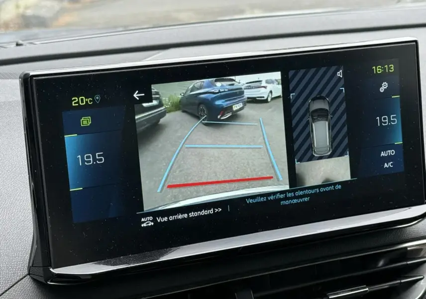 Écran tactile du Peugeot 3008 2024 montrant la caméra de recul avec guidage de trajectoire en vue arrière.