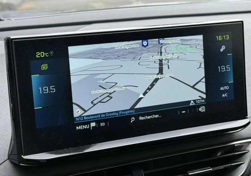Écran tactile 10 pouces du Peugeot 3008 Plug-in Hybrid 2024 affichant la navigation 3D et la température intérieure.