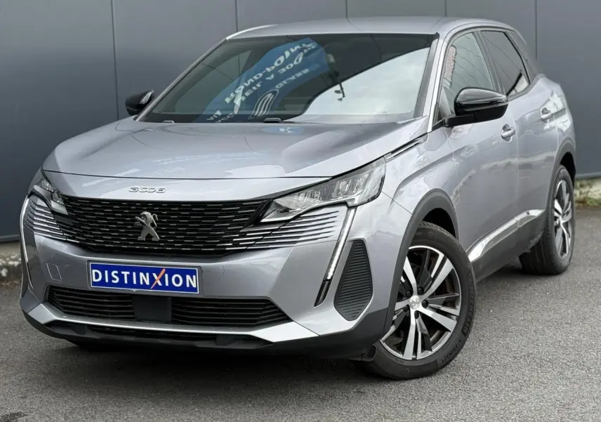 Peugeot 3008 gris Artense en 3/4 avant droit, avec jantes alliage bi-ton et calandre noire distinctive.