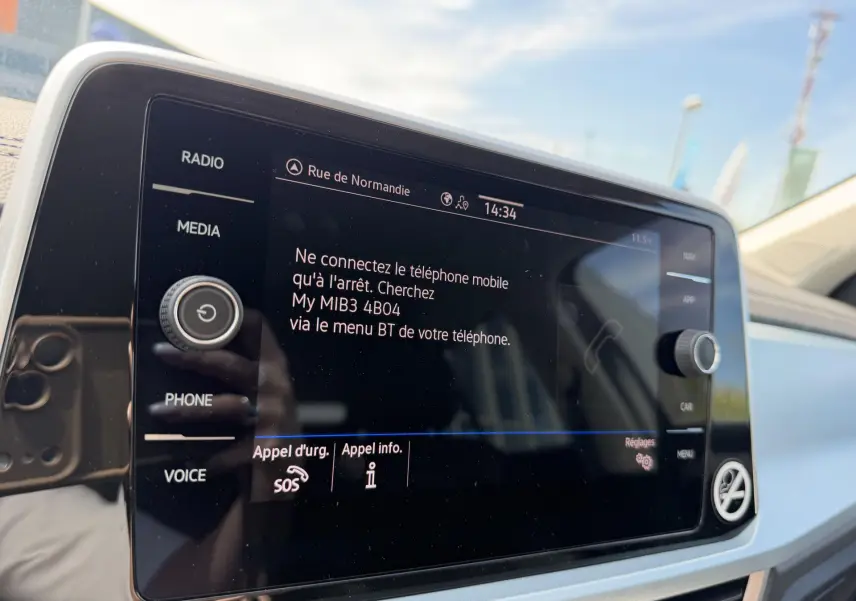 Écran tactile du système de navigation Discover Media du Volkswagen T-Roc, affichage en français, vue de face.