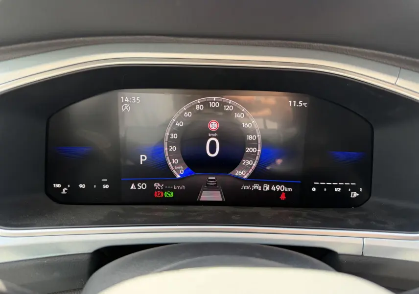 Affichage numérique du tableau de bord du Volkswagen T-Roc 2025, montrant la vitesse à 0 km/h et diverses informations de conduite.