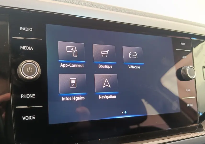 Écran tactile central du tableau de bord de la Volkswagen Polo 1.0 TSI 95 United, affichant les options de navigation et connectivité.
