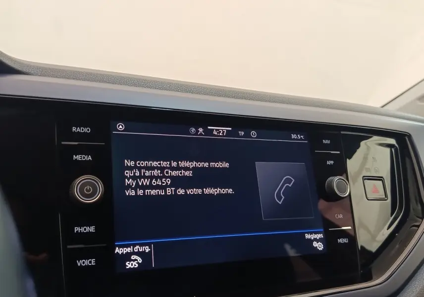 Écran tactile central du tableau de bord Volkswagen Polo 1.0 TSI 95 United affichant les instructions de connexion Bluetooth.