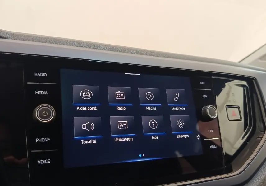 Écran tactile central du tableau de bord de la Volkswagen Polo 1.0 TSI 95 United, affichage des options multimédias.