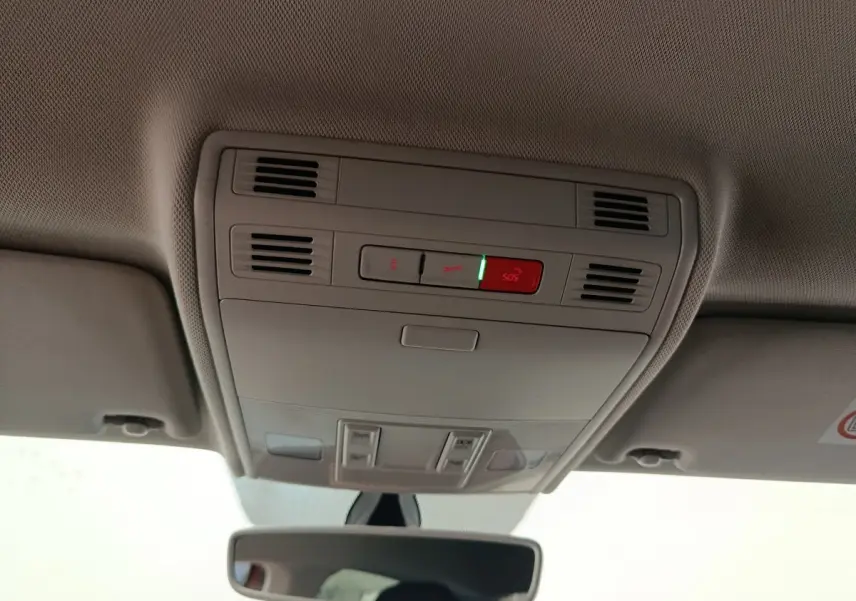 Vue intérieure du plafonnier avec commandes SOS et éclairage, dans une Volkswagen Polo orange 2020.