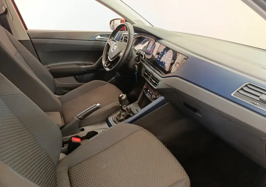 Vue intérieure côté conducteur de la Volkswagen Polo 1.0 TSI 95 United avec tableau de bord digital et volant multifonctions cuir alu.