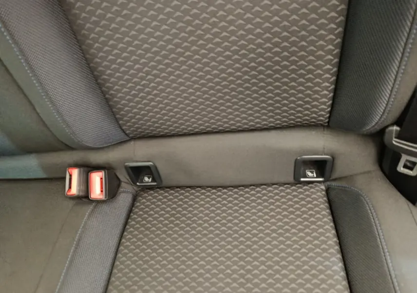 Gros plan sur la banquette arrière grise de la Volkswagen Polo 1.0 TSI 95 United avec ceintures rouges et fixations Isofix visibles.