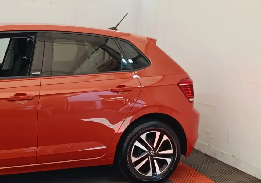 Vue latérale droite d'une Volkswagen Polo 1.0 TSI 95 United orange avec jantes alliage distinctives.