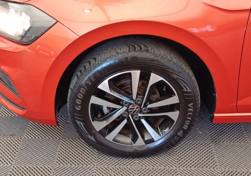 Gros plan sur la roue avant droite d’une Volkswagen Polo orange 2020 avec jante alliage bicolore et pneu Goodyear.