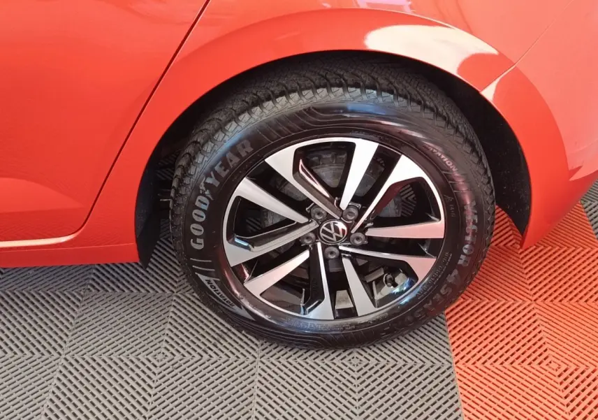 Gros plan sur la roue arrière droite orange d'une Volkswagen Polo 1.0 TSI avec jante alliage bicolore et pneu Goodyear.