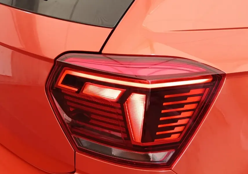 Gros plan sur le feu arrière droit orange vif d’une Volkswagen Polo 1.0 TSI 95 United de 2020.
