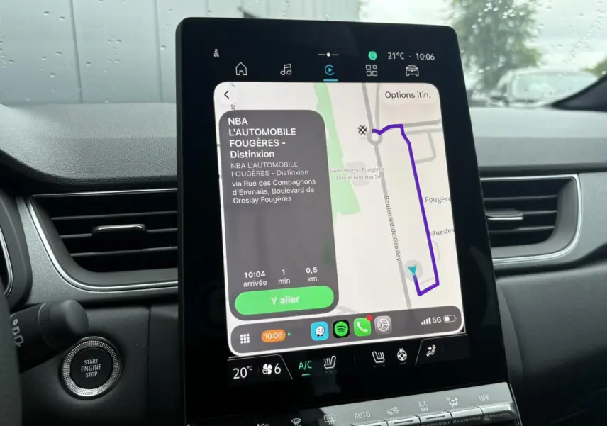 Vue intérieure centrée sur l’écran tactile vertical du Renault Captur 2026 affichant la navigation GPS.