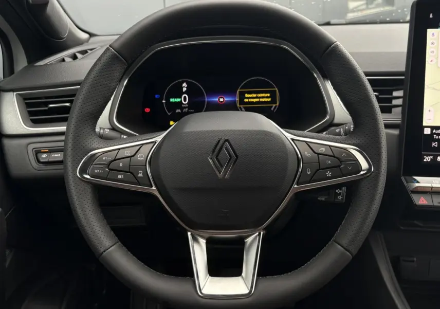 Vue rapprochée du volant noir perforé du Renault Captur 2026 avec tableau de bord numérique et écran tactile latéral.