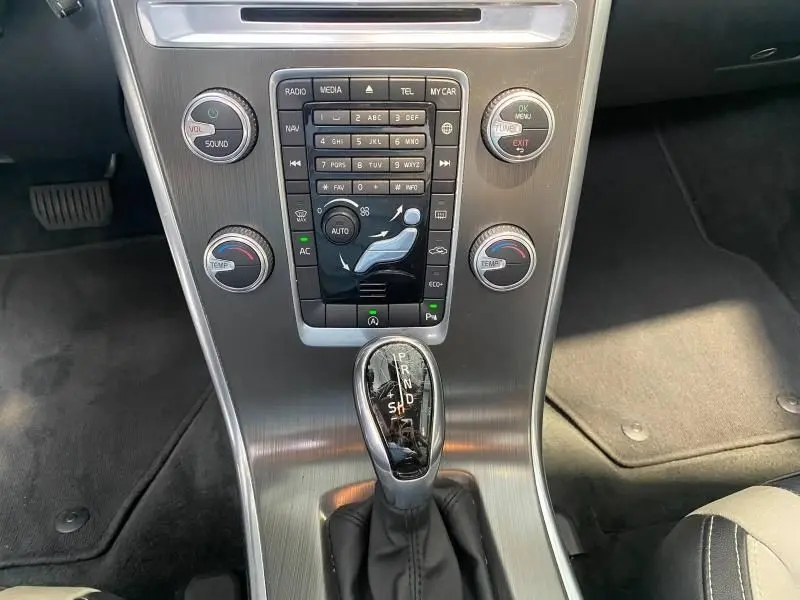 Console centrale argentée avec commandes climatisation et levier de boîte automatique du Volvo XC60 D4 2015 intérieur