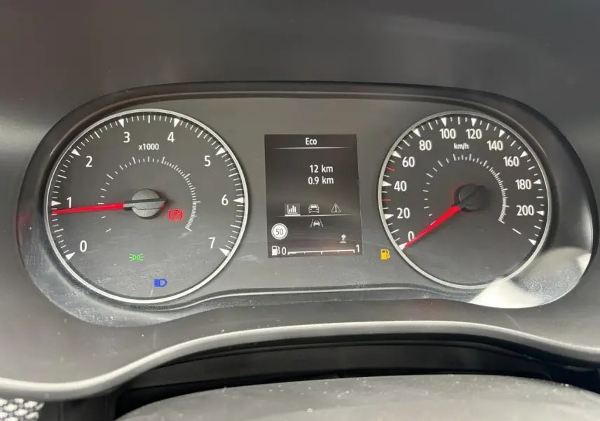 Tableau de bord numérique de la Dacia Sandero Stepway 2025, affichant compte-tours, vitesse et indicateurs au centre.