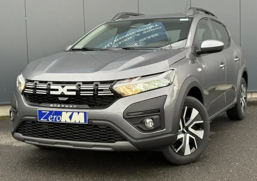 Dacia Sandero Stepway gris schiste en 3/4 avant droit avec calandre noire et jantes Atara Dark 16 pouces.
