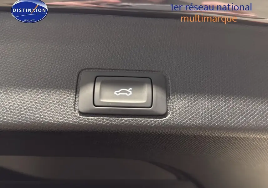 Bouton d'ouverture électrique du coffre sur panneau intérieur gris d'un CUPRA TERRAMAR 2025.