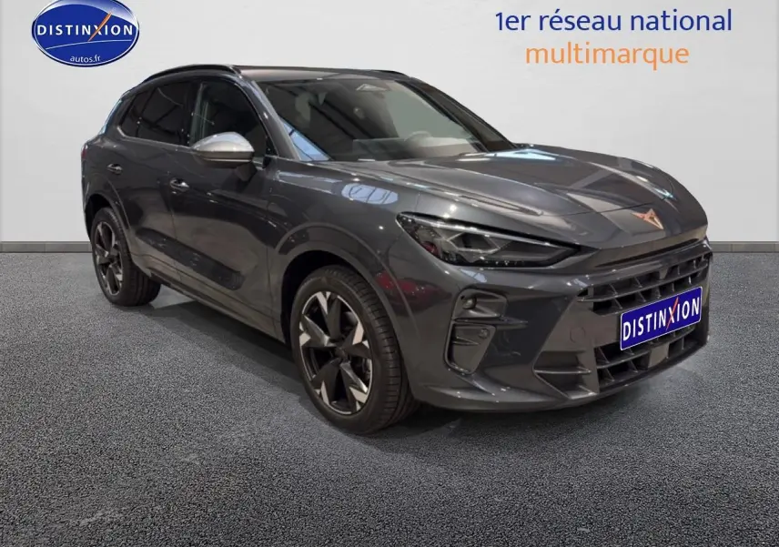 Vue 3/4 avant d'un CUPRA Terramar gris avec jantes 19 pouces et rétroviseurs argentés sur fond neutre.