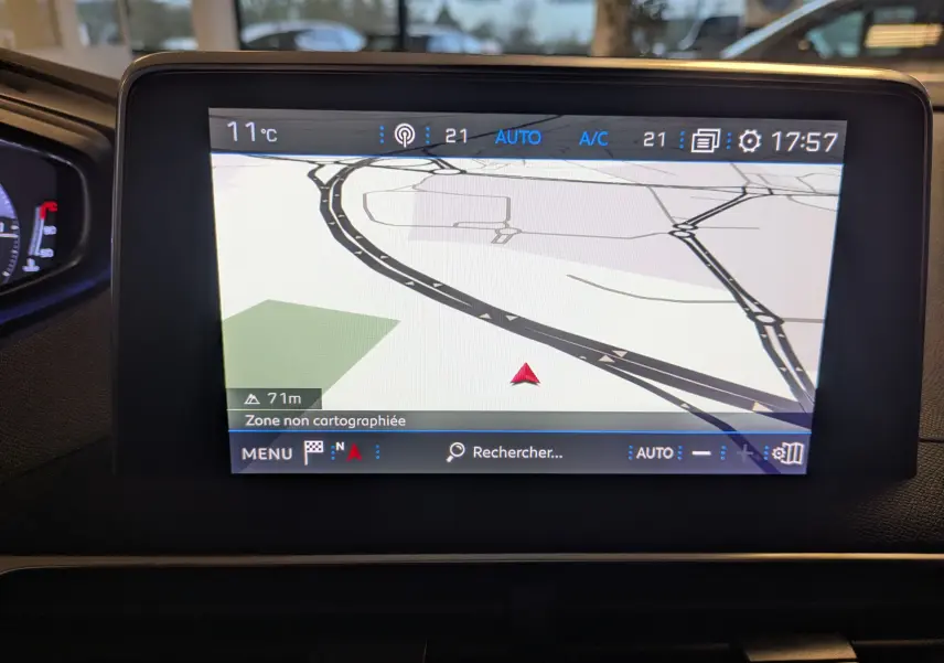 Écran tactile central du Peugeot 3008 2019 montrant la navigation GPS avec carte et température extérieure à 11°C.