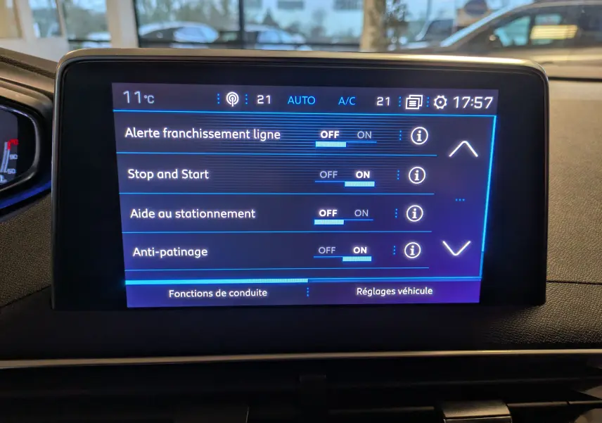 Écran tactile central du Peugeot 3008 2019 affichant les réglages d’aide à la conduite et de sécurité.