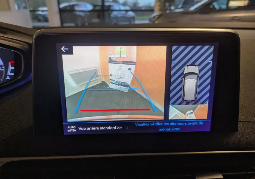 Écran de caméra de recul du Peugeot 3008 gris Arthense, affichant vue arrière et top-down en intérieur.