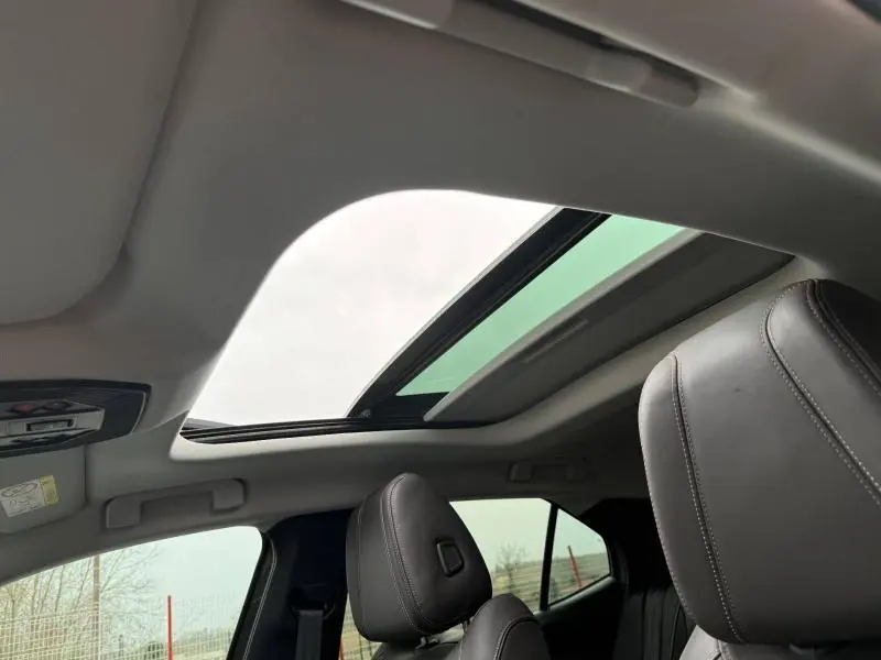 Vue intérieure du toit ouvrant panoramique et des sièges en cuir gris du DS4 PureTech 130ch Opéra 2023.