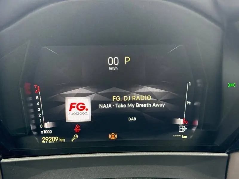 Tableau de bord numérique du DS4 2023 affichant la radio FG DJ, vitesse à 0 km/h et jauge essence presque vide.