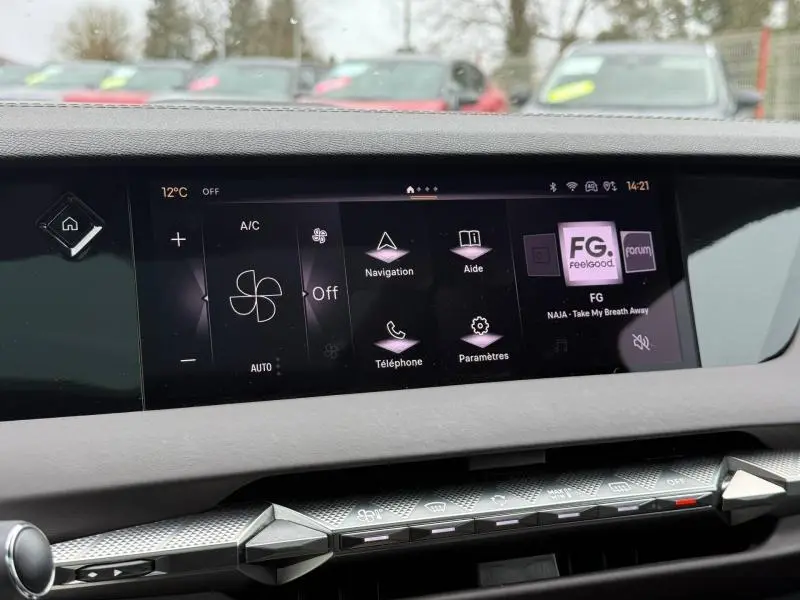 Vue intérieure du tableau de bord du DS4 2023, écran tactile central avec commandes climatisation et navigation visibles.