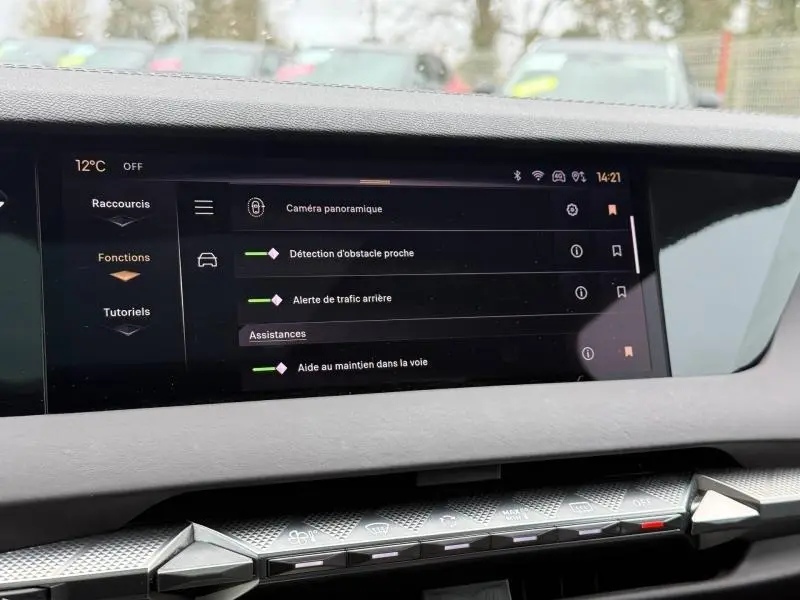 Vue intérieure du tableau de bord du DS4 2023 PureTech 130ch Opéra avec écran tactile affichant les aides à la conduite.