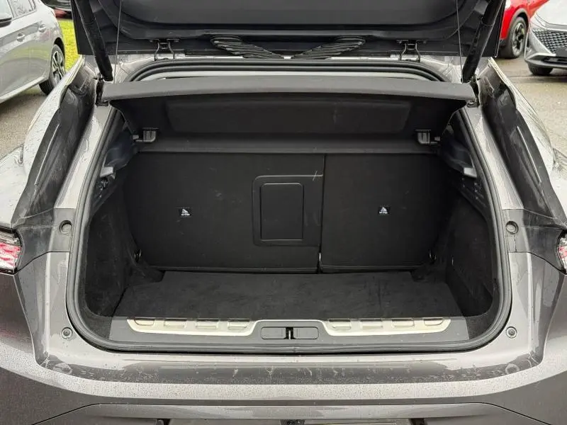 Coffre ouvert vu de l'arrière d'une DS4 2023 Gris Platinium, montrant l'espace de chargement et la trappe centrale.