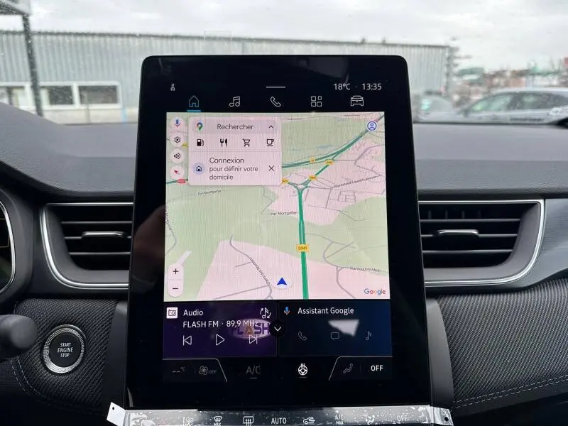 Vue intérieure centrée sur l'écran tactile du système de navigation du Renault Captur gris Cassiopée/Noir Étoilé 2026.