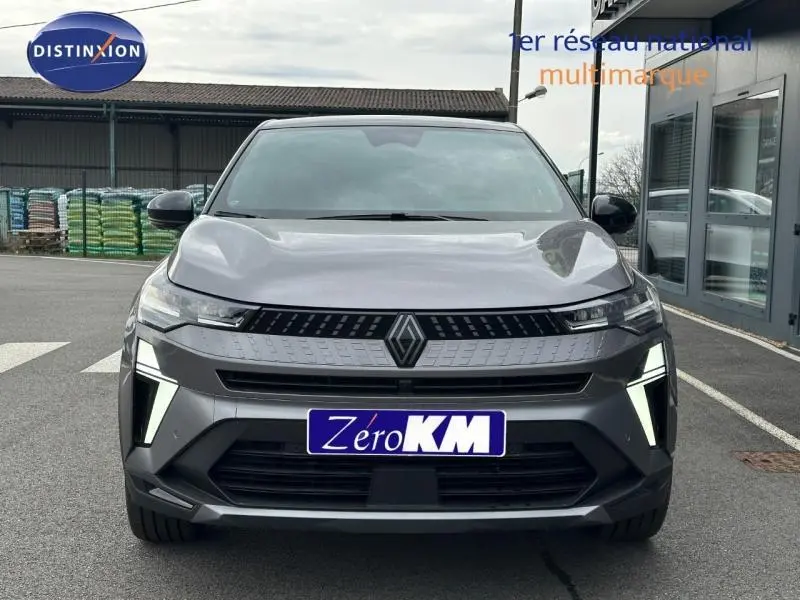 Vue frontale du Renault Captur 1.8 E-Tech full hybrid 2026 en Gris Cassiopée avec détails noirs et éclairage LED distinctif.