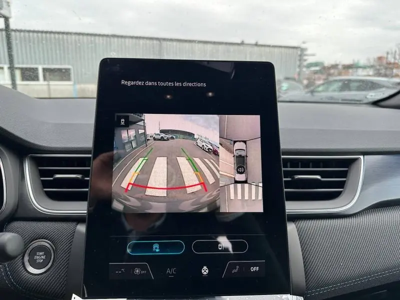 Écran central du Renault Captur 2026 montrant la caméra de recul avec vue arrière et vue 360° en stationnement.