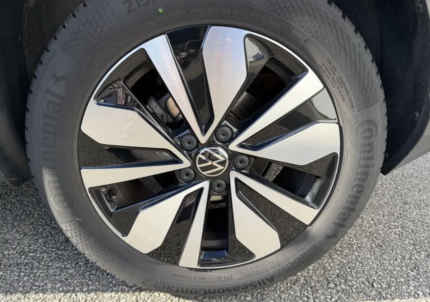 Gros plan sur la jante alliage 17 pouces Zurich bicolore noir et argent du Volkswagen T-Roc noir 2025.