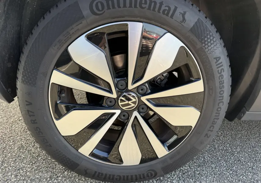 Gros plan sur la jante en alliage 17 pouces Zurich bicolore noir et argent du Volkswagen T-Roc noir 2025.