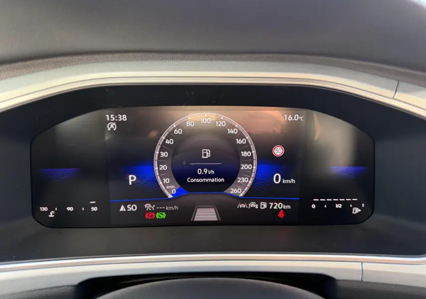 Affichage digital du combiné d'instruments du Volkswagen T-Roc 2025, vue frontale du tableau de bord.