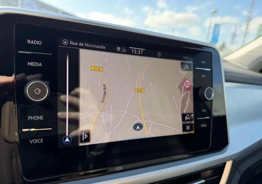 Écran tactile central du Volkswagen T-Roc 2.0 TDI 150 DSG7 affichant la navigation sur fond clair.